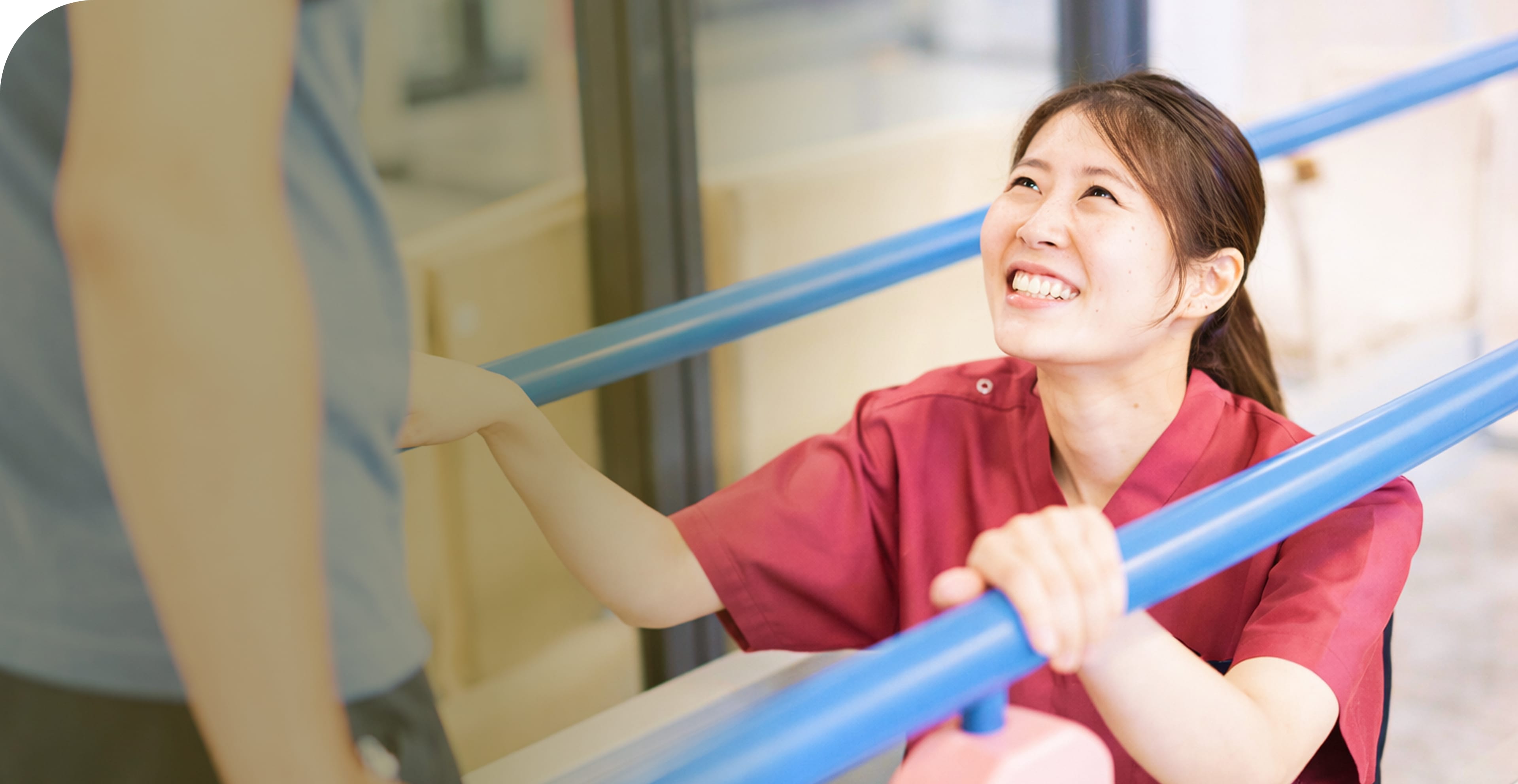 介護スタッフが利用者をサポートしている様子
